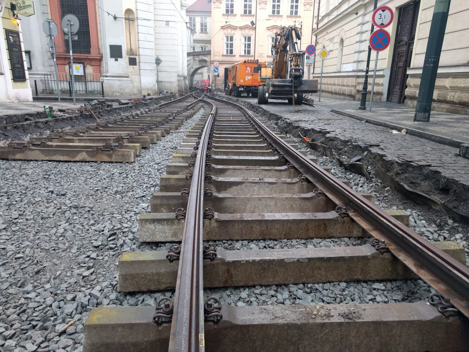 Radnice nezvládá opravu kolejí na Malé Straně, a to ještě ani nezačala