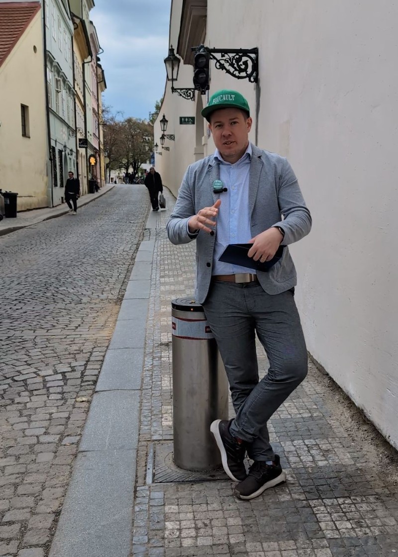 Malostranské sloupky: chodcům neuhnou, autům ano