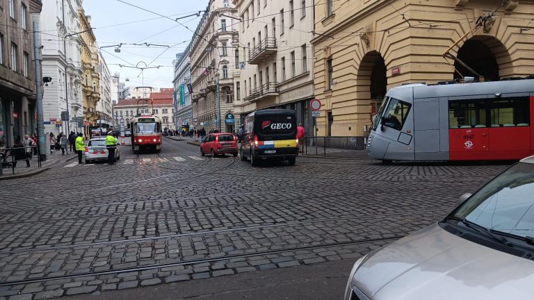 Spálená x Lazarská: Stačí ťukanec a stojí tisíce lidí