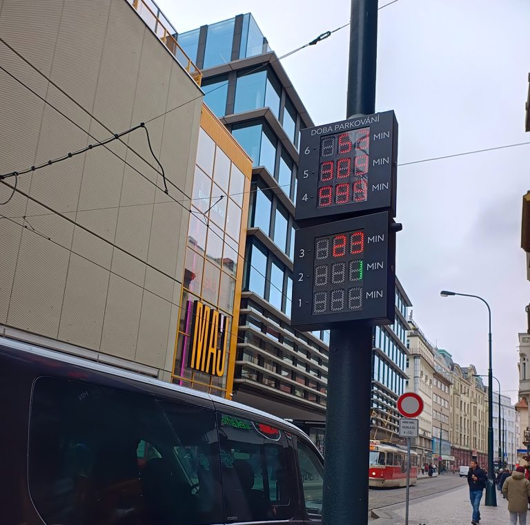 Téměř 90 % přestupků, které v pražském centru řeší městská policie, je v dopravě