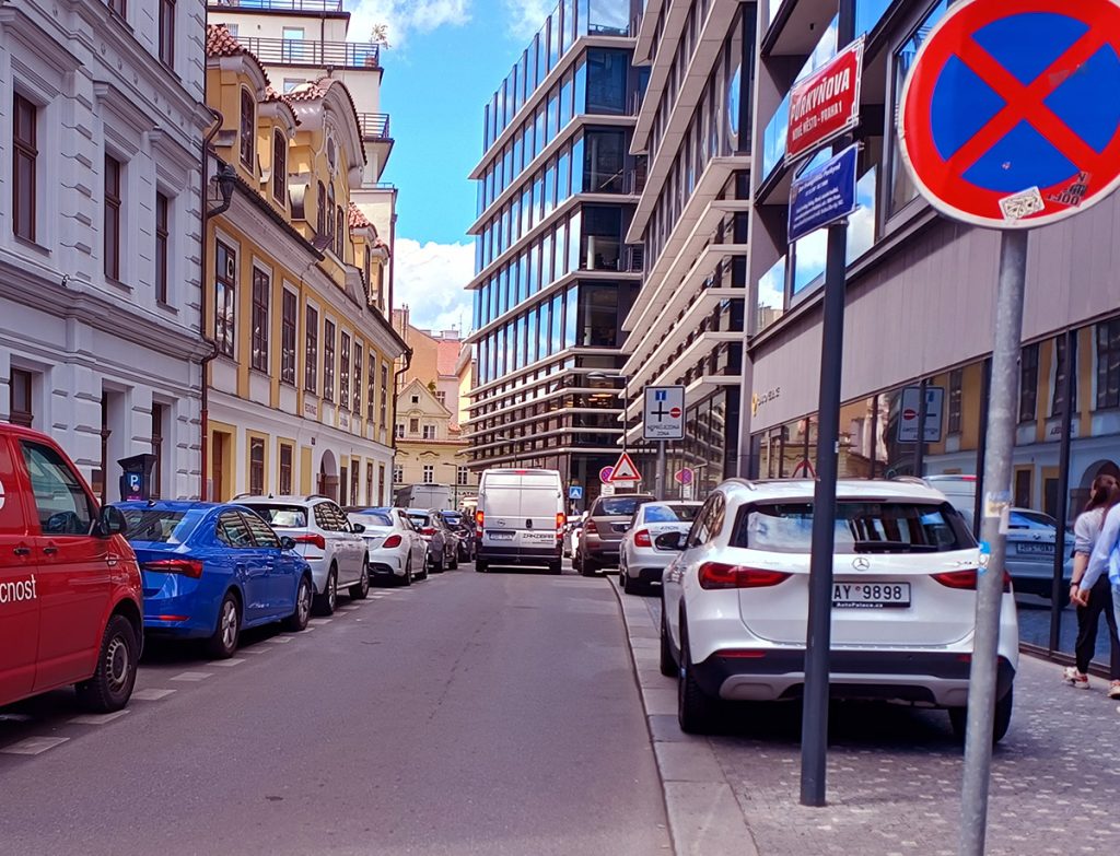 Méně aut v ulicích znamená lepší parkování a zdravější město