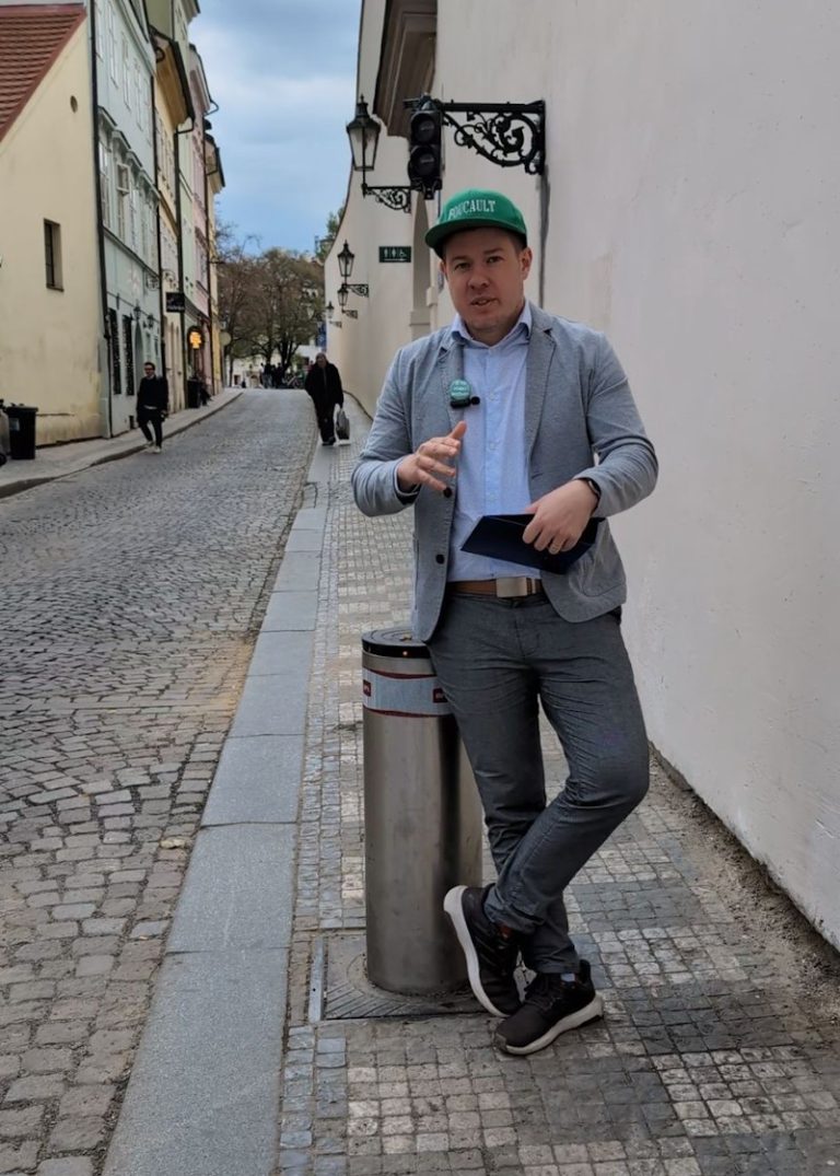 Malostranské sloupky: chodcům neuhnou, autům ano